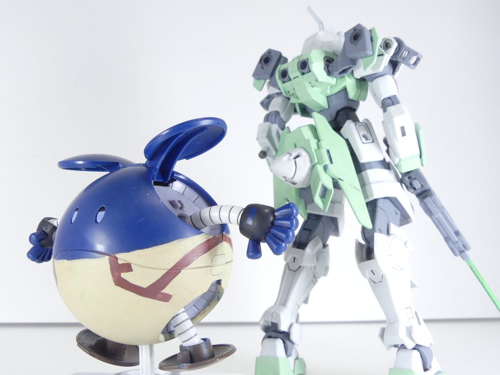 第59改「GBNLives:彼と傭兵ダイバー」~「ネオ・ブレイクデカール」を巡る決戦直前。 DN(ダイバーネーム):シュナイデがGBN運営に送信した「提言」メール~ ※「ネオ・ブレイクデカール」は本連載独自の設定です、リンク先など参照※はっきり言って、最近のGBNは「乱れている」としか言えません。「ブレイクデカール」やら「ELダイバー」やら、度重なる不祥事に運営サイドの解雇もなく、悪質ダイバーによる初心者狩りや傭兵プレイが未だに容認されている状況は私としては納得がいきません。特に、現在GBNを脅かしている「ネオ・ブレイクデカール」においては、「傭兵プレイ」を行ったことによる問題が多発しており・・・私も現在、その「処理」に追われているところです。こういった形での戦闘は、はっきり言ってストレスの溜まるところであり・・・・・・「傭兵プレイ」は、フォースに所属しないソロプレイダイバーが、ある一定時期、もしくは一ミッションのみ当該フォース(もしくはミッションルームでの同時参加)に参加し、共に戦う・・・一種の「助っ人」です。様々な形が存在することは承知の上ですが・・・最近のプレイは特にひどいものを見かけます。傭兵だと偽り、勝利後にフォースポイントやアクセサリー、パーツデータを持ち逃げするだとか、傭兵だと言っておいて肝心の実力が伴っていないとか。とくに「ネオ・ブレイクデカール」の件では悪質で・・・かつて猛威を振るった「ブレイクデカール」を模倣したそれを、「試しに使ってみたい」という理由で傭兵プレイを敢行、結果デカールの力に呑み込まれるという始末。近日、運営側は修正パッチを配布すると共に、マスダイバーを修正の最中封じ込めるためにダイバー諸氏に協力を仰ぐと聞いています。しかしそこにも、「有志連合の英雄と戦う」という名目で「ネオ・ブレイクデカール」側傭兵(マス)ダイバーが次々と参戦していて・・・呆れた。そう言うしかありません。運営の皆様は、もう少し「節度」を持って頂きたい。たとえば、フォースからの脱退・加入に制限を設けるとか(それだからELダイバーの存在が公にされるのが遅れたのですよ)、傭兵プレイを容認するにしてもランク下限を付けるとか、ブラックリスト入りを強化するとか・・・何か、出来ることはあるはずです。はっきり言って・・・このゲームを、つまらないゲームにはしないでください。あと、運営側を名乗りながら他のダイバーと遊んでいるダイバーというのもいるらしく。それはそれで、問題だと思います。~本メールの返信、無し。GBN運営が何かしらの対策を打った様子もなかった。 GBNは「ダイバーの向き」が決める「自由」な場所だからである・・・~