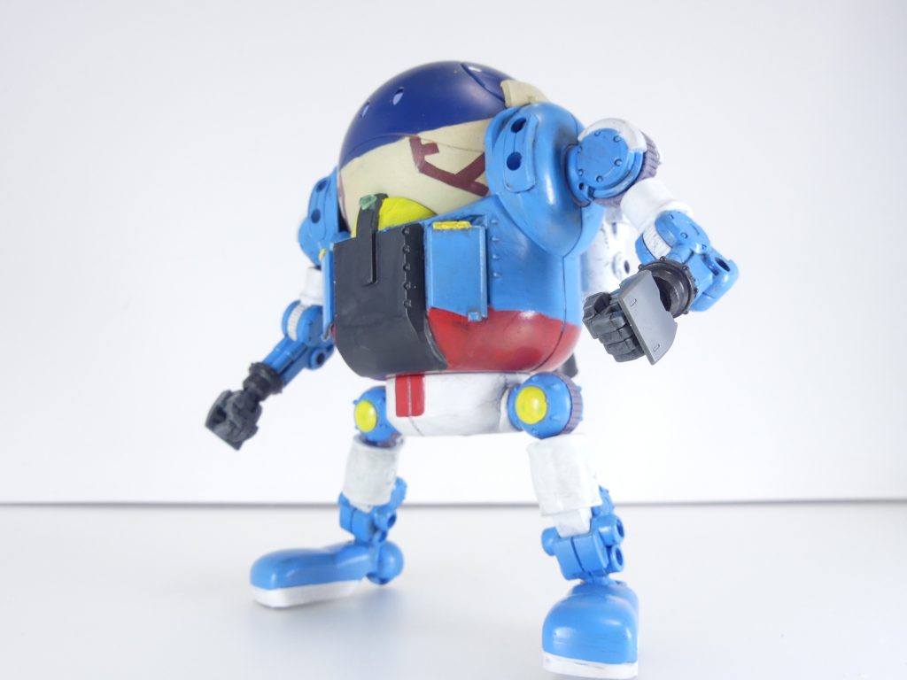 アースリィガンダム:コアガンダムとアースアーマーが合体して誕生する・・・うん。本機についてはいずれ本連載やブログでも。合体時前から。モビルハロ本体も塗装のみです。ガンダムカラーForビルダーズのRX-78ブルーを塗ってみたら思ったよりも似なくなってしまいました。一応胸中央にダブルオーダイバーのアンテナを接着してコアガンダムの胸のクリスタルっぽく・・・