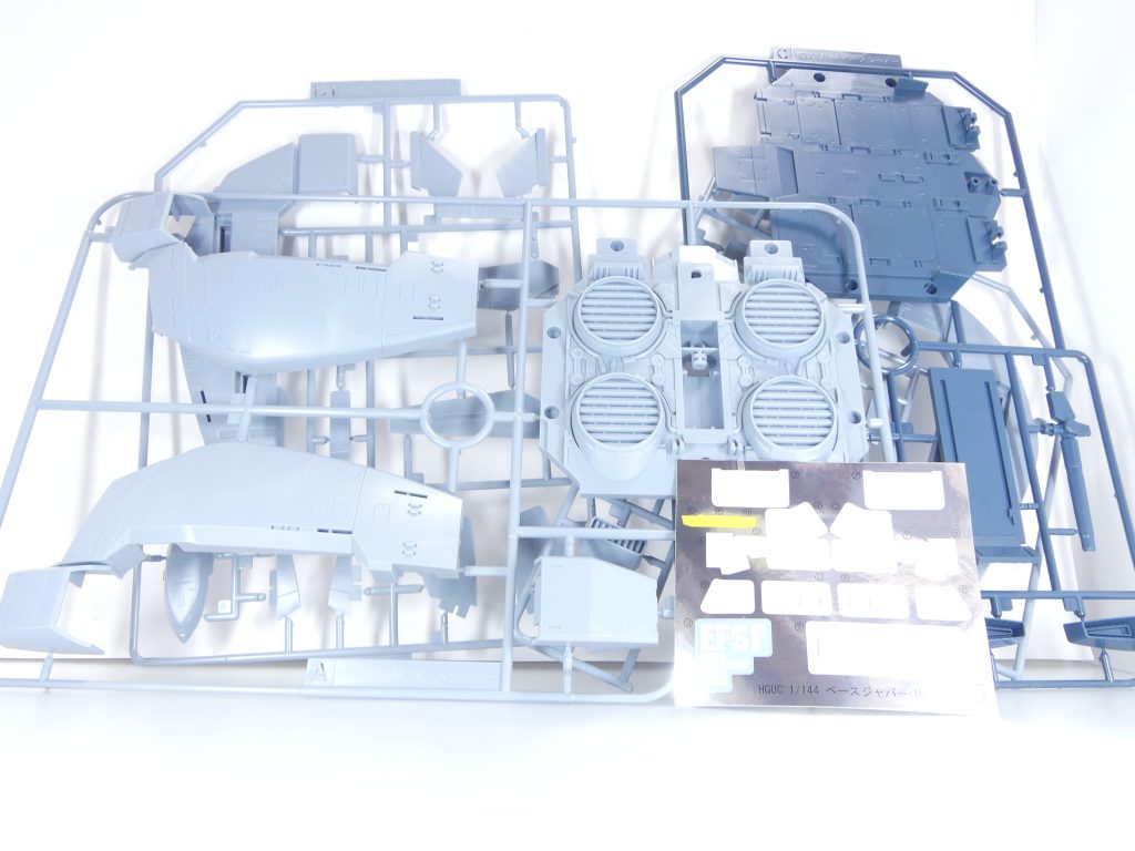 ランナー。ＰＳ。のちにＨＧＢＣではメテオホッパーやマシンライダーなどのバイク関係も発売されています。そちらと違って、本キットは純然たるＳＦＳ、飛行機キットの類です。白いラインはシールです。メガ粒子砲のスコープ部分のシールはありません。