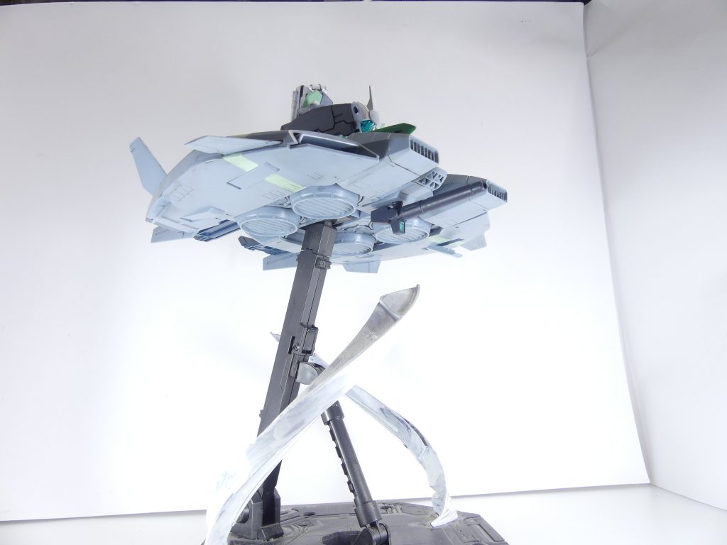 買って思った「アクションベース１がない」。専用の組み込み機構となっており改造も不可能。２以降は凹凸の仕様上対応しません。･･･過去にポケプラ関連でメガレックウザを作ったことがあって（2015年）。それに使っていたものの軸が折れていたので今回見事に再利用となりました。アクションベース１と合体したベースジャバーは上下への角度変更や高さの変更を自在にこなします。振動のない安定した場所にディスプレイしましょう。