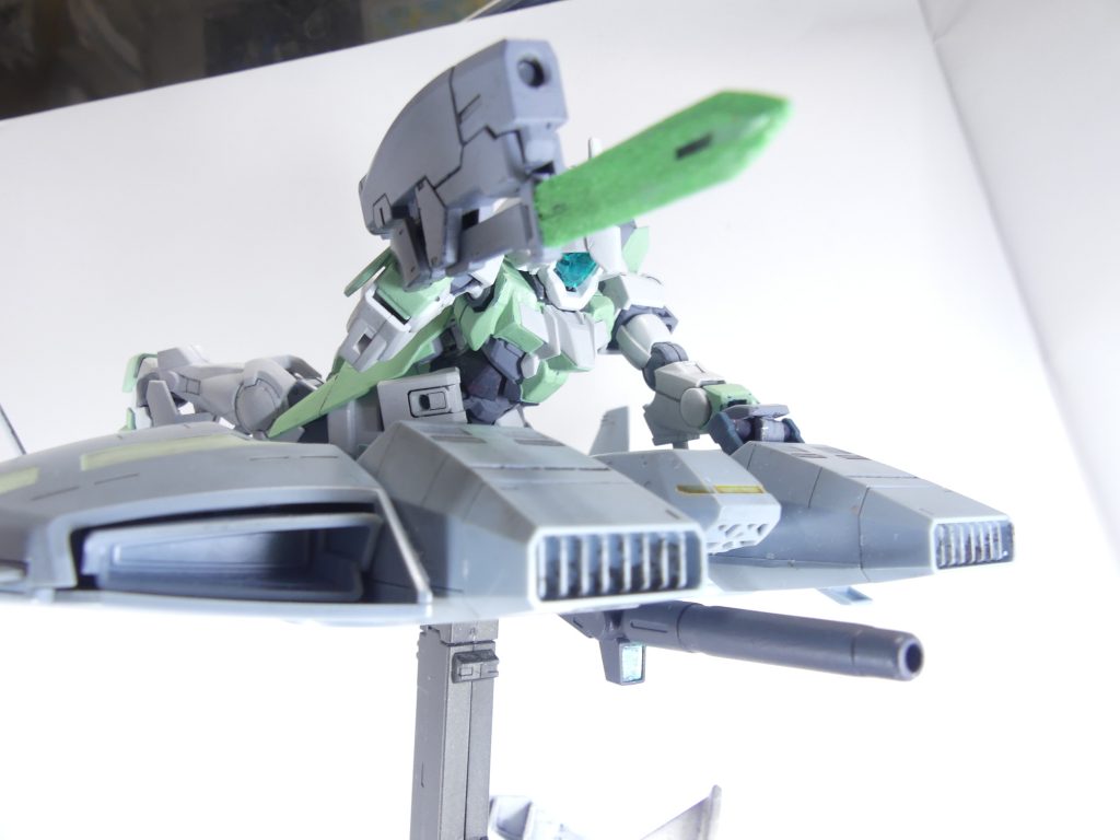 グリップ：あらゆるＭＳのマニピュレーターに対応。操作はリンクシステムを介して自動で行われるが、リンクを行えばＳＦＳ側のパイロットでも簡易的な操縦は可能である。グリップは手首を分解します。