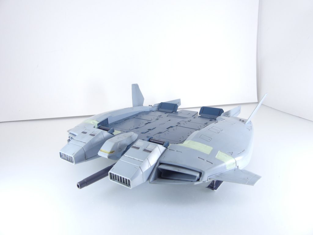 ベースジャバー：グリプス戦役で活躍したＳＦＳ･･･サブ・フライト・システムの一つ。飛行能力を持たないＭＳの目的地への輸送、空中戦能力の拡大を担う。ＵＣ.0096年になってもマイナーチェンジ版が使用され続け、「トライスター」の３機のジェスタが主に搭乗した。前から。一部をアルザス用に塗装、ウォッシングなどを行っています。「ユニコーンＶｅｒ．」となっていますが、一般販売ではバージョン違いなし。「Ｚ」Ｖｅｒ．（翼など一部が異なります）やユニコーンジオン残党軍Ｖｅｒ．が過去プレバンで発売されていますが再販はちょっと望み薄（最終再販が2017年）。現行ベースジャバーとしては一般販売２種の他、上記89式がＲＥ1/100になって受注中です。