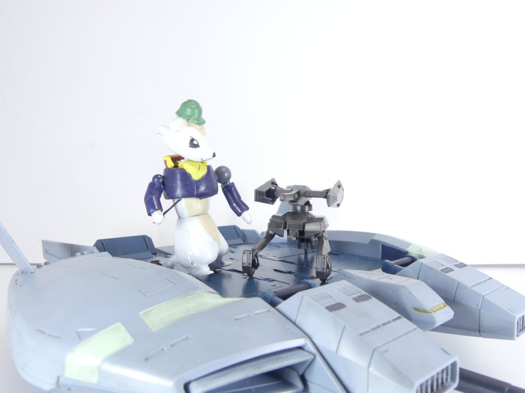 ＳＦＳ：サブ・フライト・システム。グリプス戦役当時の可変モビルスーツに対しても、既存ＭＳの航続距離の延長やコストパフォーマンスなどで優位を持っていた。ロンメル隊長やＭＷを乗せて。背面となる部分は非常に広く、ＵＣ.0096年のＭＳが乗っても余裕です。