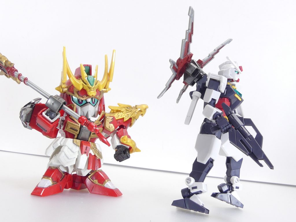 プラネッツシステム：ＧＢＮのダイバー・ヒロトが考え出した「コアドッキングカスタム」システム。中心となるコアガンダムにＳＦＳとなるアーマーを装着することでそれに応じた特性を得る新時代のガンプラカスタマイズシステムである。プラネッツ穴。四角い穴で見覚えがある･･･旧三国伝などで使用されていた四角穴です。切り欠きの形状の関係でかっちりはまりませんが軸としてはぴったり。コアガンダムは背中に一個、腰に一個のプラネッツ穴を持っており、ドッキングの際はバックパックカバーと腰サイド・リアアーマーを装備します。また、コアガンダムには２穴・１穴のジョイントパーツなども入っており、コア単体でも自由なカスタムが可能です。こちらについては次回・マーズフォーウェポンズ解説時に。