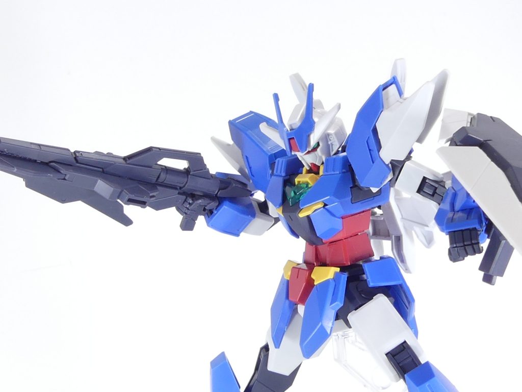 アースリィガンダム:コアガンダムにアースアーマーを装備したヒロトのガンプラ。汎用性に優れ、単純ながら強力な武装を有する。アースアーマーを装備して主人公機・アースリィガンダムに。プラネッツシステムによるカラーコーディネートが楽しめるのは11月から。手首は甲部分がプラネッツシステムに対応した独自のもので、平手はビルドハンズに頼ることになります。・・・ちょっと軸が固かったかも。あと肩はともかく腕は取れやすい気もします。補強した方がいいかも。