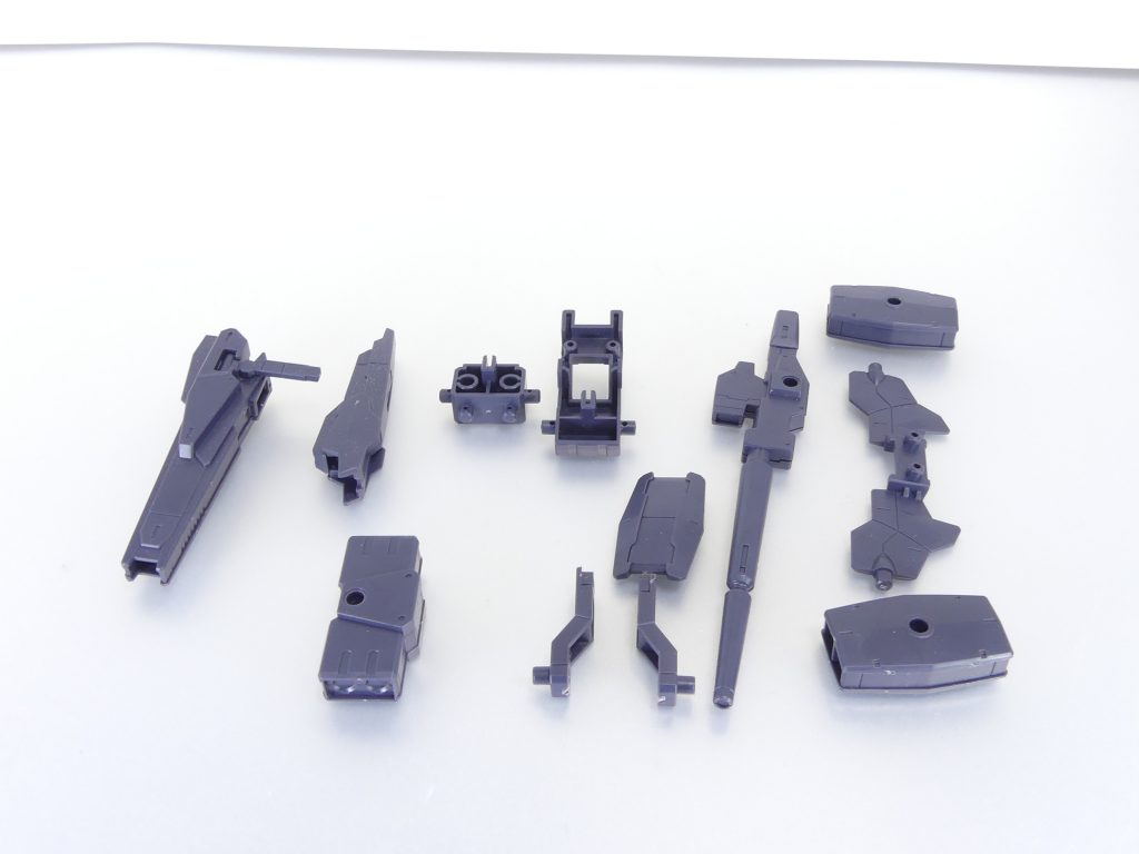 パーツを全てばらすとこんな感じに。ヴィートルーウェポンズ本体バックパック部分は使いやすいアームやＡＧＰ２軸の小型ウイングなどに分かれます。･･･四角いコの字型のコネクターが印象的ですが、これがプラネッツシステム用の接続穴です。コアガンダムの背中と腰に一個ずつ付いているもの。これからの連載では「プラネッツ穴」で略します。