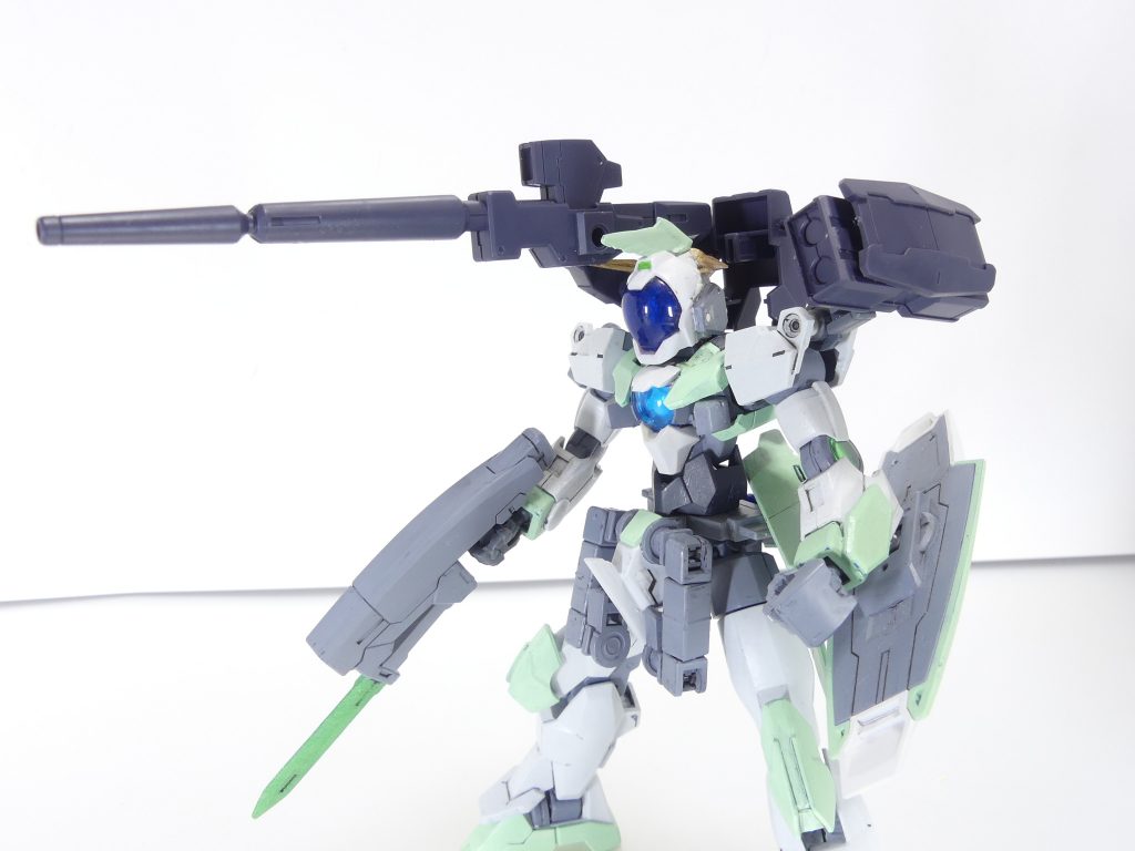 ビームキャノン：大型のビーム兵器。作中ではヒロトがミッション報酬を射出成形機で取り出してそこからビルド。精度の高いビルドによって生まれた砲身強度は長時間の連射にも耐える。ミサイルポッド：対艦・対ＭＡ用大型ミサイルを発射。組み立てを変えて。ビームキャノン、ミサイルは使いやすい左右３ミリ穴。ビームキャノンには一応左右の区別あり。デフォルト装備時、ビームキャノンの片側の穴は３ミリ軸の装甲板で塞がれます。装甲板はミサイルの方にも使え、キットを複数購入すれば装甲板を両側に付けることも可能。スラスターは３ミリ穴接続です。