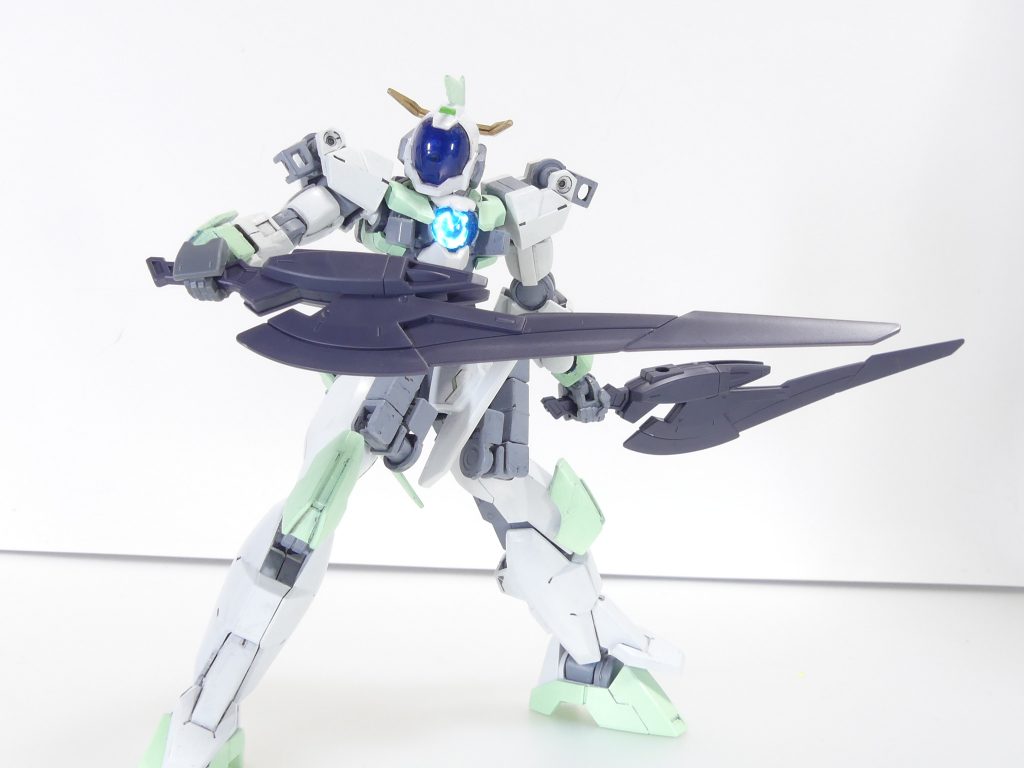 スラッシュブレイド:2本を合体できる実体剣。ビームを発振・発射可能。「Re:RISE」3話を見た方は名称に「あれ?」と思うかもしれない。後述。オーバースラッシュブレイド:スラッシュブレイド同士を連結した巨大剣。縦側に3ミリ穴が開いている方。柄には区別あり。スリットのある方の剣をない方の剣に差し込むことで合体剣になります(トップ写真)。ビーム刃はコアガンダムシリーズ、「00」・「AGE」関係から流用可能(SB-9)。