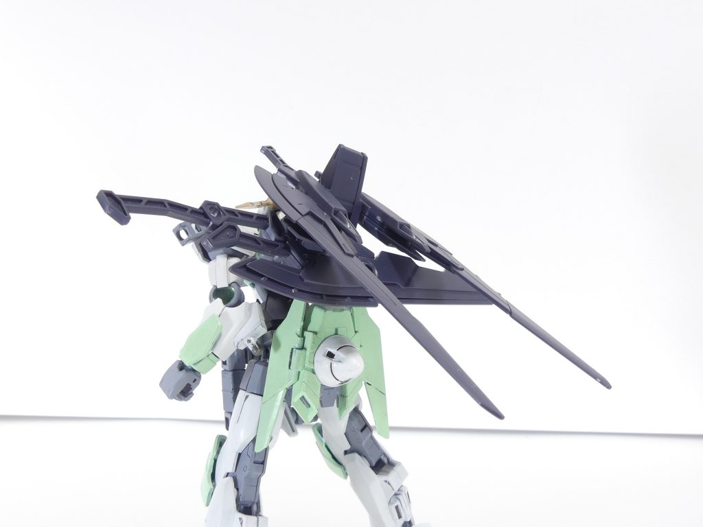 マーズフォーガンダムの通常バックパックカバー。ハードヒートレヴソード・スラッシュブレイドを平行に配置。