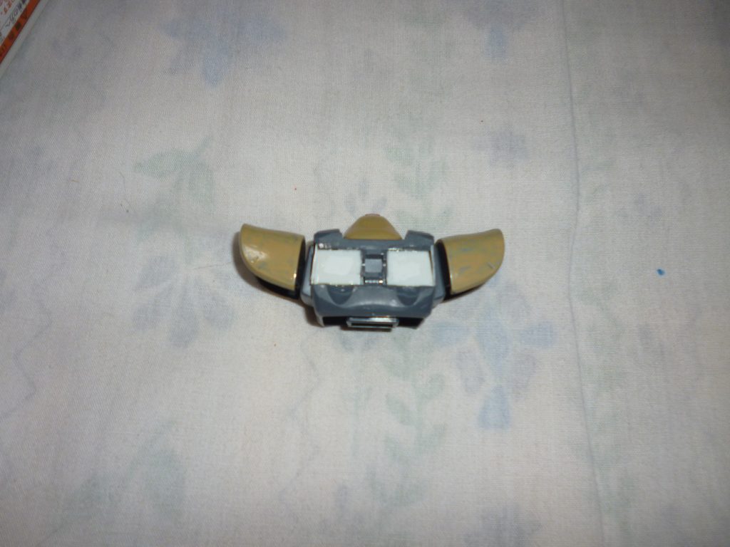 バックパックを取り付けるための加工です。
背中がなるべく平らになるように粗めのサンドペーパーで削り、大きな隙間はプラバンでふさいであります。さらにここから・・・