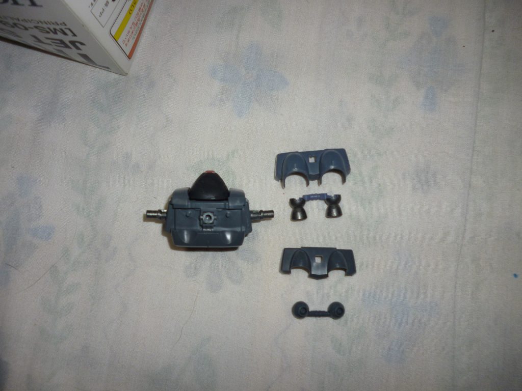 バックパックの変更点です。上が今回使用したリックドム用のバックパックとスラスター、下がもともとの陸戦用パーツとスラスターです。こうして並べてみると、意外と大きさが違います。