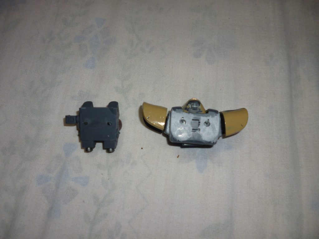 タミヤパテを盛り付け、背中全体が平らになるようヤスリがけを行いました。
仕上げに、局地戦闘型ドムのバックパックの取り付けピンと同じ位置にピンバイスとヤスリで穴を開ければ、加工は完了です。
ちなみに、後頭部にも頭部アンテナから伸びた動力パイプを接続するパーツを取り付けてあります。