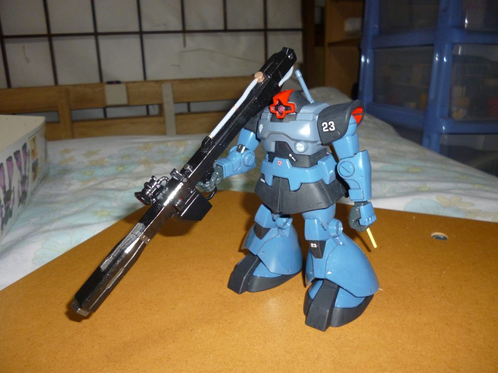 １機目、リックドムです。今回、一番改修が必要なかった機体です。しかしその分、塗装はそれなりにこだわってみたつもりです。アニメに登場するリックドムは、地上用のドムと全く同じ紫色がメインカラーとなっているのですが、ＭＧの見本の完成写真や一部ゲーム作品などでは、やや青みがかった配色になっています。これが抜群にカッコ良く、いつか再現してみたいと思っていたカラーリングなので、今回はそれに挑戦してみました。また、個人的にビーム・バズーカを装備したリックドムが好きなので、各種必要なパーツと一緒に、数年前に陸戦用のドムとして作った「ＨＧＵＣ ドム/リックドム（３機セット売りじゃない普通のＨＧＵＣのドム）」から取ってきました。