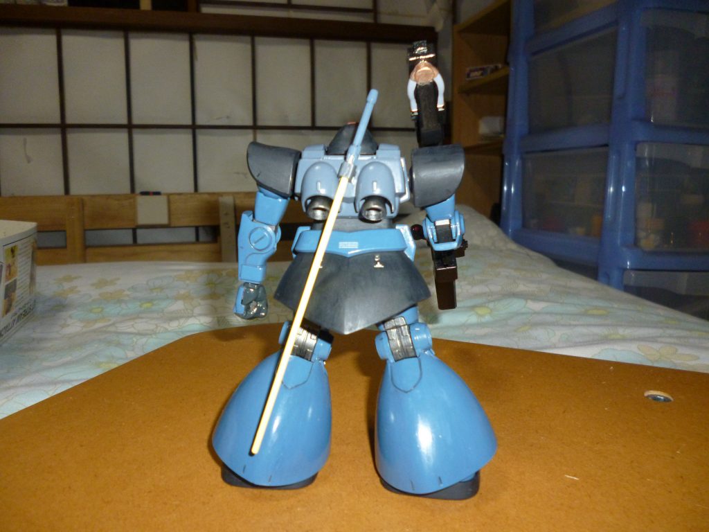 リアビューです。バックパック（と呼んでいいのか分かりませんが、背部のスラスター周辺です）、リアスカート、この画像では分かりませんが足の裏を、ＨＧＵＣリックドムから移植しています。逆に言えば、改修点はたったこれだけです(笑)。