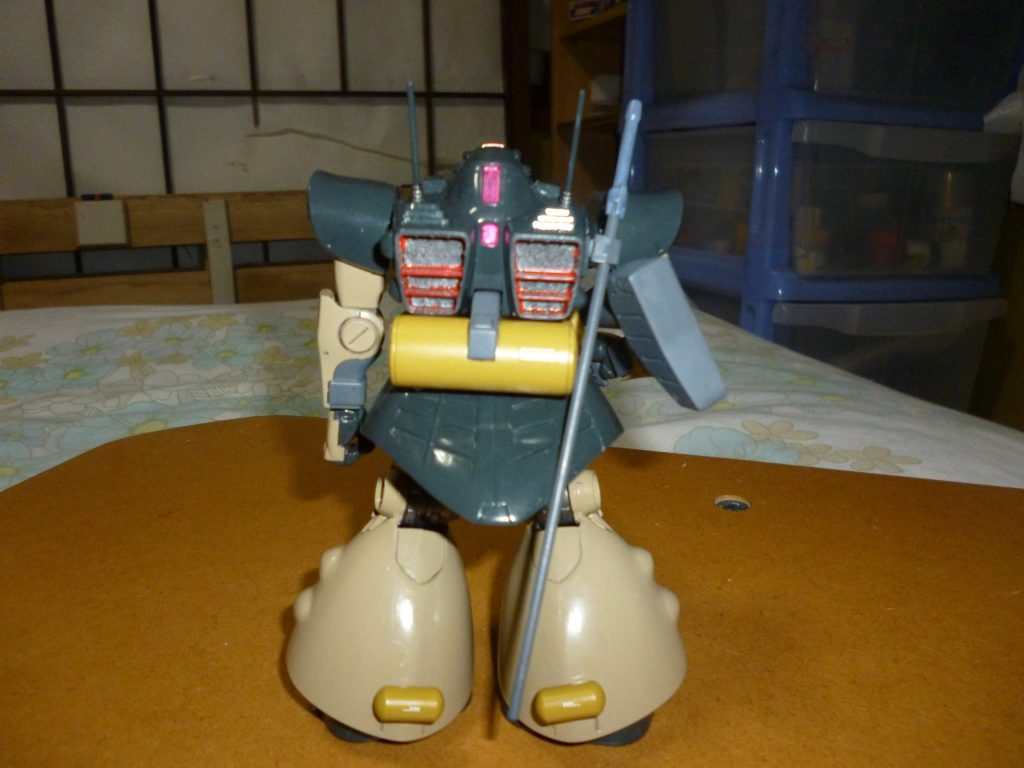 リアビューです。背部とふくらはぎのプロペラント・タンクは、個人的には文句なしの出来だったので、取り付けに必要な加工以外は行っておりません。後方用カメラは銀色で下塗りをした後、マッキーのピンクで塗ってあります。実はこの方法、モノアイやバズーカのレンズなどにも使っているのですが、お手軽ながらメチャクチャ見栄えが良くなるので、結構オススメです。