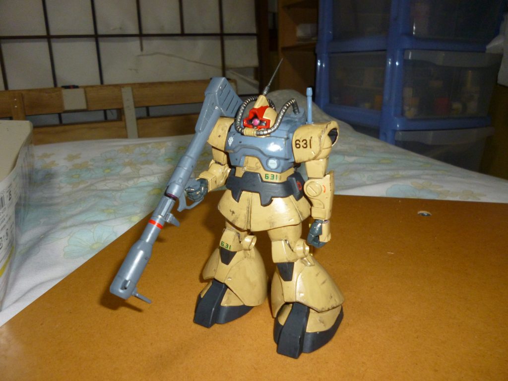 正面素立ちです。
前回と同じ画像で申し訳ありませんが、一応これはこれで個別の投稿とさせていただいている以上、基本の姿勢は載せておこうかな、と思いまして・・・。
アンテナや動力パイプ、バックパックを取るのに使用した「局地戦闘型ドム」に付属していた「６３１」のデカールは、オリジナルのものと同じように腹部、膝上に張りました。
また、同じナンバーを左肩にも付けてみました。
さらに、ＭＳＶらしさをアップするために（？）ウェザリングもキツめに施してみました。本当はこの上から、足回りにパステルを削った粉を付けて砂ぼこりも再現してみる予定だったのですが、諸事情により断念しました（諸事情については、また後ほど）・・・。