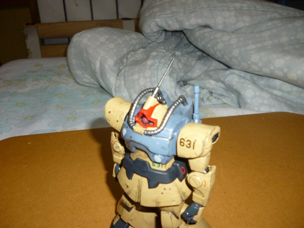 頭部アップです。
本来このＨＧＵＣドムは、モノアイカバーを外してモノアイの位置を変更できるのですが、顔の下部に動力パイプを接着したため、モノアイカバーが外せなくなりました。
そのため、モノアイは固定式となっています。