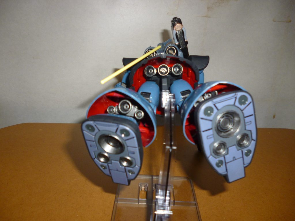 スカート内と足裏です。ドム子「キャー!ちょっとどこ見てんのよエッチ!!」『ドゴッ』(オルテガハンマー)はい、茶番失礼しました。脚部フレア内とスカート内部は真っ赤に塗ってあります。やはりリックドムはこの色でないと・・・。背面に加えて最後の加工部分、足裏のパーツをリックドム用のものに差し替えてあります。塗り分けにもこだわってみました。