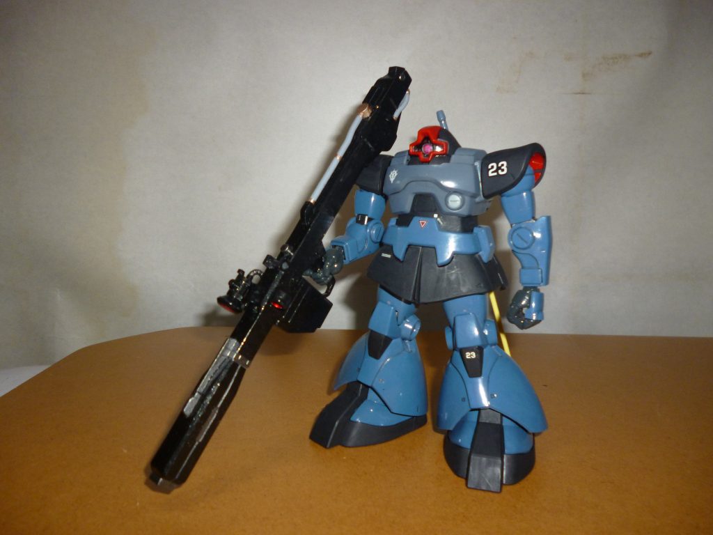 正面素立ちです。基本カラーは、水性ホビーカラーのブルーグレーにインディブルーを混ぜたくすんだ青色と、つや消し黒につや消し白を少々混ぜた色になります。以前読んだ模型雑誌(確かモデルグラフィックスだった覚えがあります)に「『黒』は真っ黒すぎるとリアリティがないので、少し白を混ぜると良い」と書いてあったので試してみました。