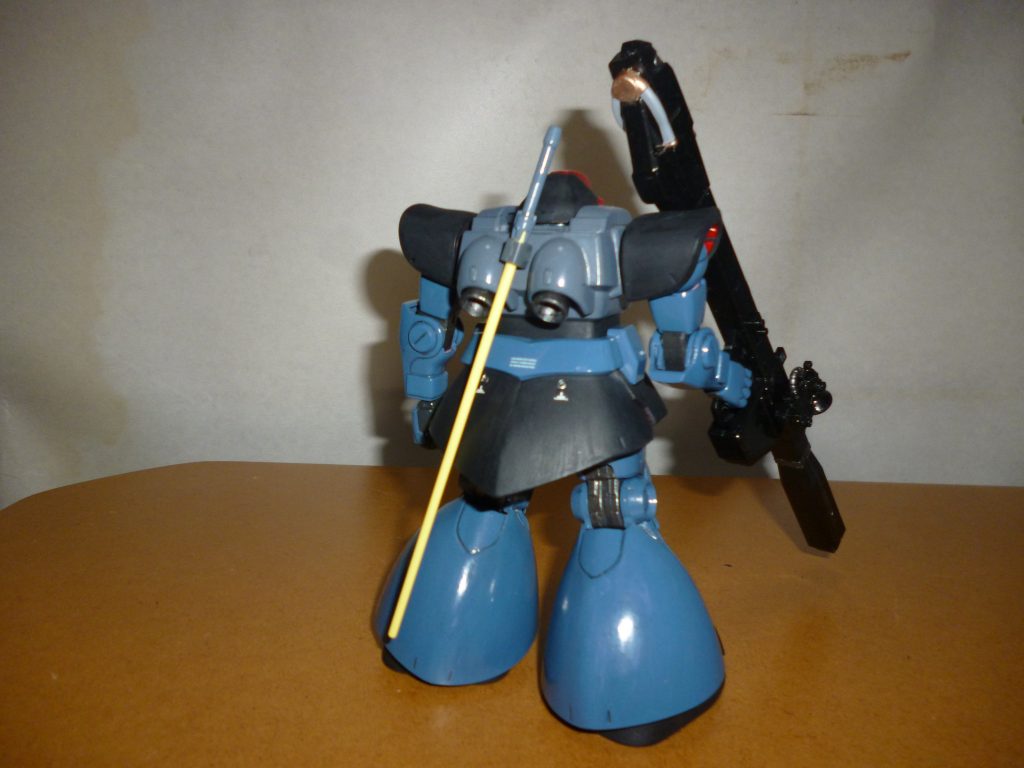 リアビューです。バックパック(?)とリアスカートを、リックドムのものに変更してあります。HGUCのリックドム用のスカートは、ただ長いだけではなく小さなスラスターも造形されており、バンダイのこだわりを感じます。