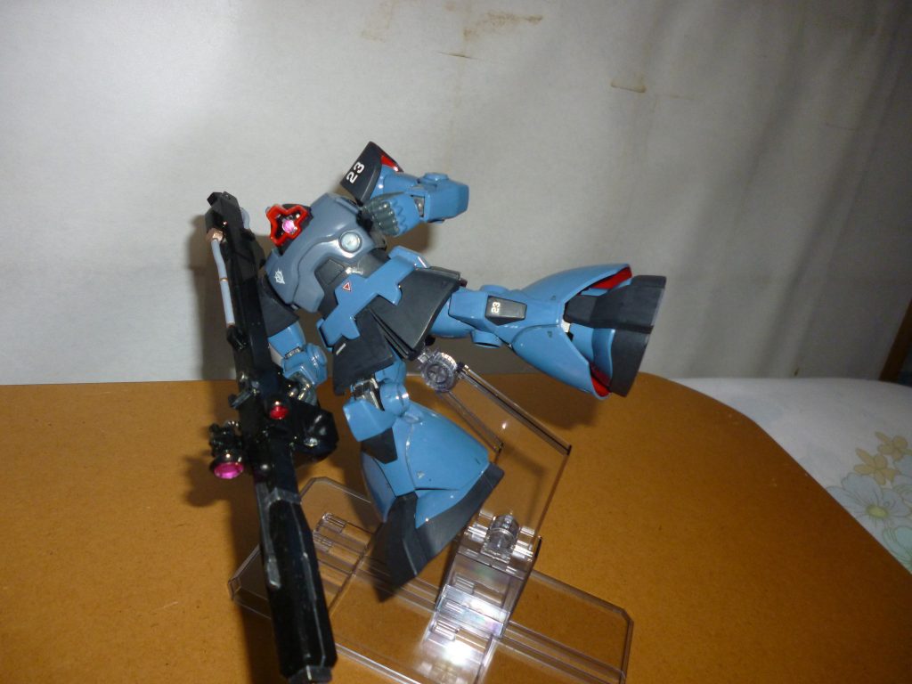 上記の漫画のワンシーンに登場したので、一応シャアザクよろしく跳び蹴りのポーズも取らせてみたのですが不格好でした・・・。ちなみにリックドム本体の下に見えるのは、このキットに付属するもう一つの目玉、スタンドパーツです。最初はあまり気にしていませんでしたが、いざ使ってみると想像以上に便利です!