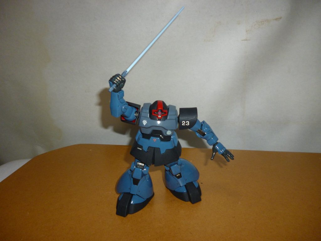 ヒートサーベル装備です。片手持ちも結構イケますね。