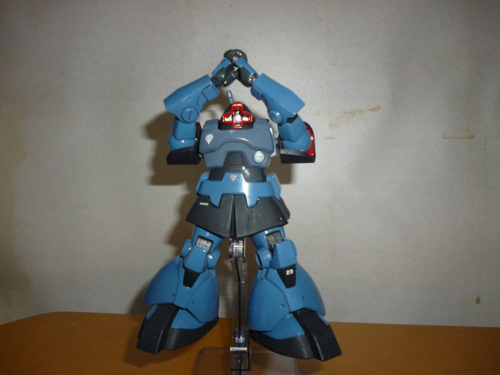 オルテガハンマーです。今回使用した「HGUC 黒い三連星 トリプルドムセット」の目玉パーツの1つだと思います。今回、3機とも別仕様で製作したため、どのドムにこのパーツを使おうか最後まで悩みましたが、結局リックドムに装備(?)させることにしました。というのも、昔「ガンダムエース」で連載していた(いや、今も休載扱いで連載自体は続いているんだっけか?)「 Ecole du Ciel 天空の学校」(美樹本晴彦著)という漫画に登場していたリックドムが、殴る蹴るの格闘戦を結構やっていて、それが印象的だったので・・・。