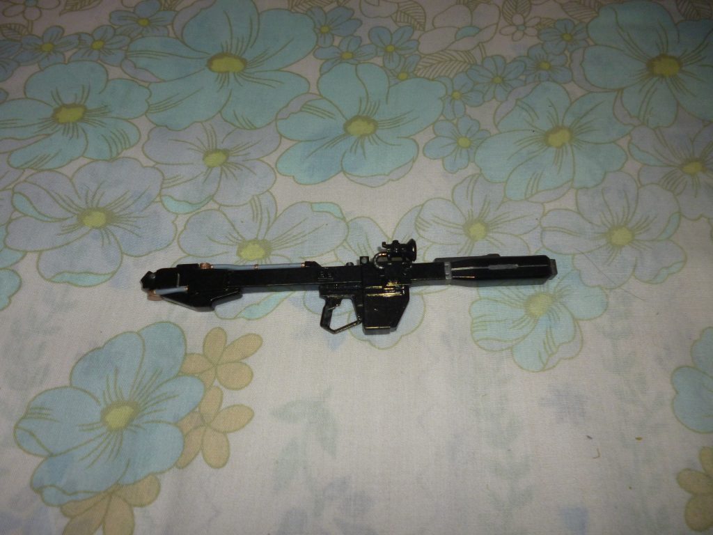 ビームバズーカです。これを装備したリックドムが作ってみたかった!ちなみにビームバズーカの塗り分けは、「なにとぞ」さんという方の作品を思いっきり参考にさせていただきました(こちらの方の作品も素晴らしい出来ですので、よろしければ拙作と合わせて是非ご覧になってください)。実はこのビームバズーカを作る際、ちょっとしたミスをしてしまいました。この武装(ジャイアント・バズもですが)、グリップの部分が可動式のため別パーツになっているのですが、そのパーツの取り付けを前後逆で間違えたまま接着、パテ塗り、ペーパーがけ、塗装までしてしまいました!そうして「よし!良い感じに塗装も出来たし、ちょっとドムに持たせてみようかな?」と思って試したところ、どうやっても持たせられない・・・。そこで不審に思い、よくよく見てみるとトリガーが本来と逆向きに付いているのを見つけ、そこで初めて自分のミスに気づきました・・・。おかげで、せっかく完成したバズーカを再びカッターで無理矢理こじ開けて分解し、接着からやり直しになってしまいました・・・orz教訓 : パーツはよく見てから接着しましょう。