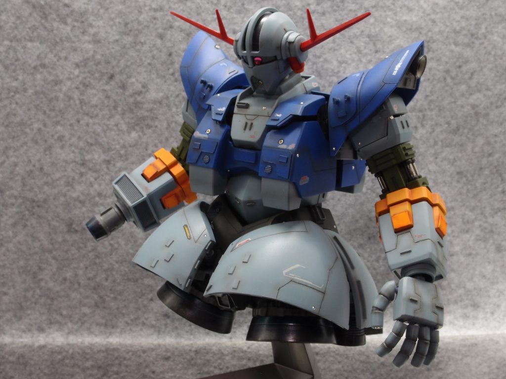 この、覆い被さるような感じが出したくて、腰のあたりに結構な改造をしています。