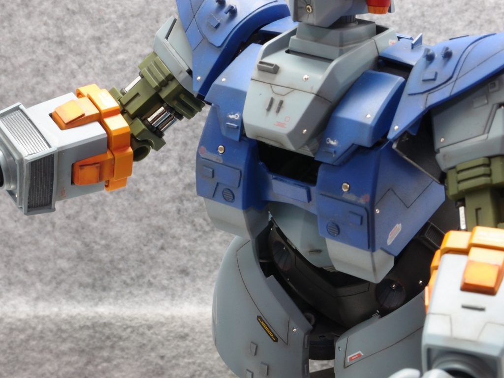 装甲も切り刻んで、パネルが重なっているようにしています。