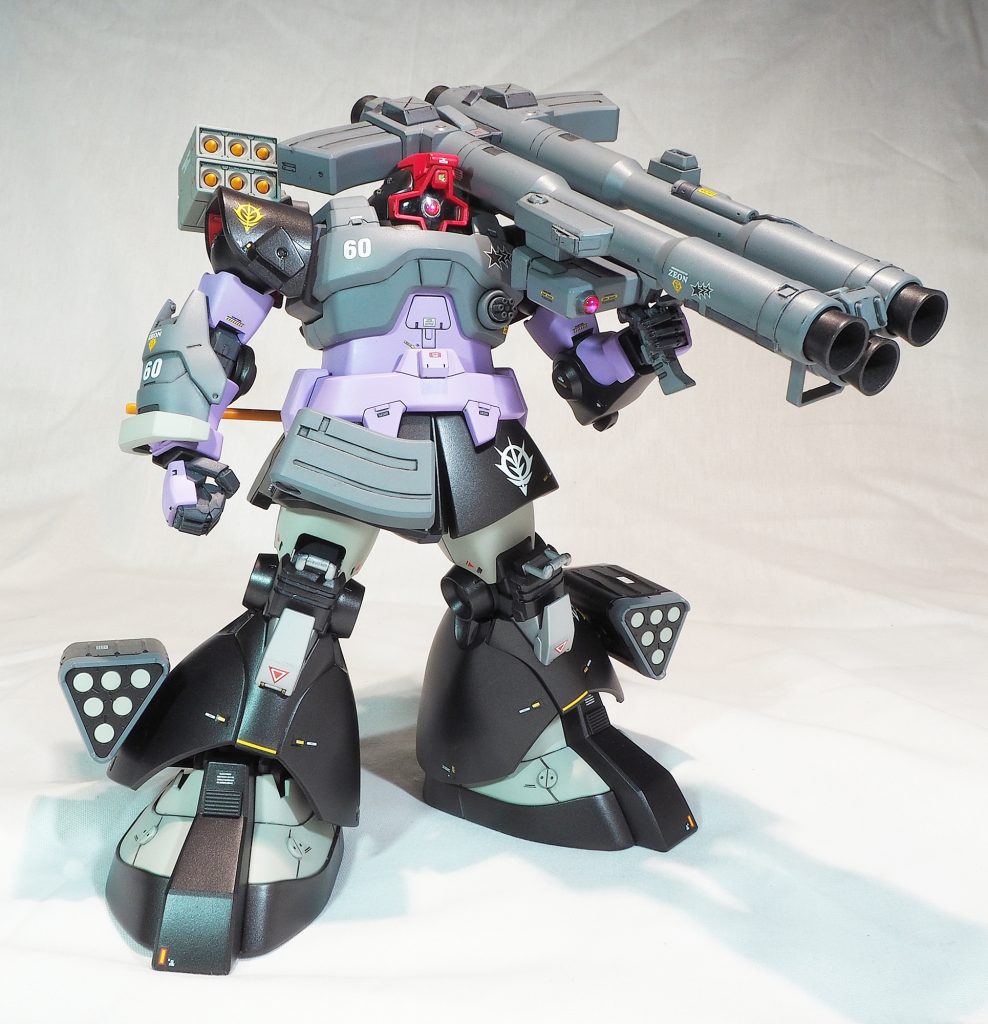 マッシュ機フロント。
黒い三連星の砲撃担当。
過剰とも言える火器を搭載している。
ガイア機が足止めした敵に大打撃を与える。
主武装のトリプル・バズは弾数三倍!火力も三倍!・・・ってことはないがとにかく強い。