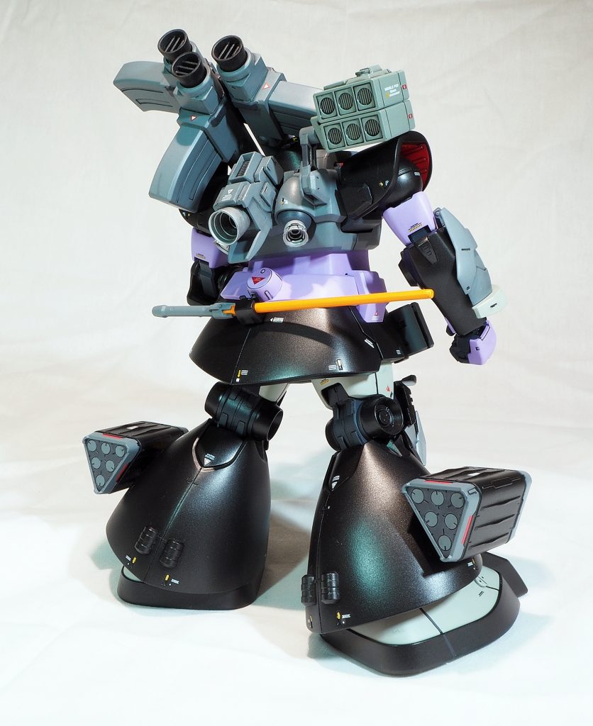 マッシュ機バック。
火器の過剰搭載により重量が増した結果機動性が落ちてしまい、それを補う為に推進器を増設している。