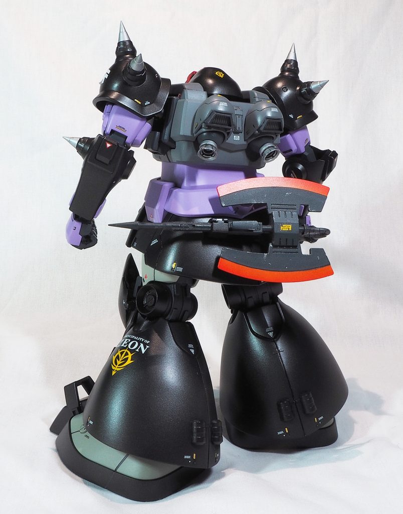 オルテガ機バック。
ヒートトマホークをマウント。
肩と肘のスパイクには火薬が仕込まれており、敵に突き刺した後、外れて爆発する。