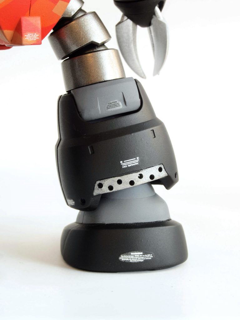 足などのディテール。スジ彫り追加+穴あけ+部分塗装。