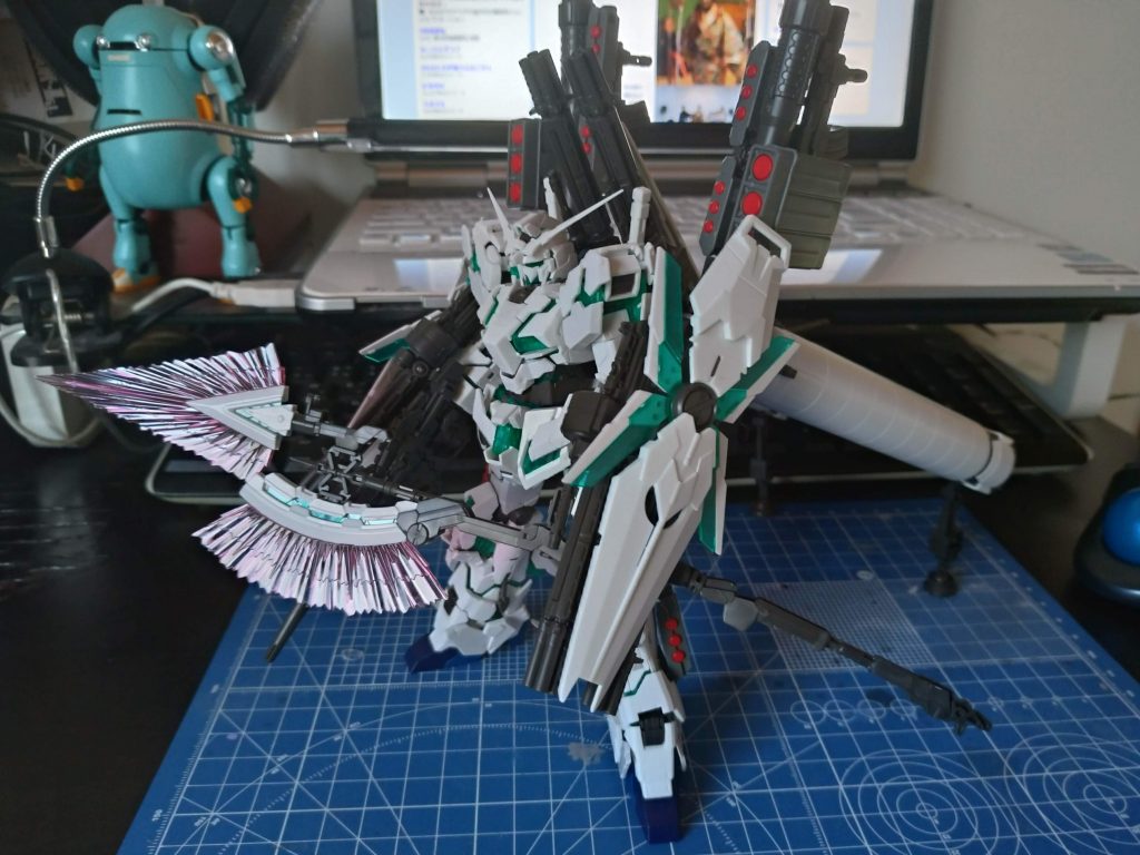 素組状態。ユニコーンタイプを作ると常々思うことがあって、成型色のままだと“おもちゃっぽい”と感じるんです。本体が基本的に白単色という点に加えて、サイコフレームのクリアーパーツの裏が透けて見えるというのが一番の理由だと…。なので手間でも塗装して仕上げると見栄えが最も変わるキットだと思います。
そしてこの写真で思い出しました、ジャベリン装備させて写真撮ってませんorz 一応ジャベリン本体とビーム刃も塗装してあります。