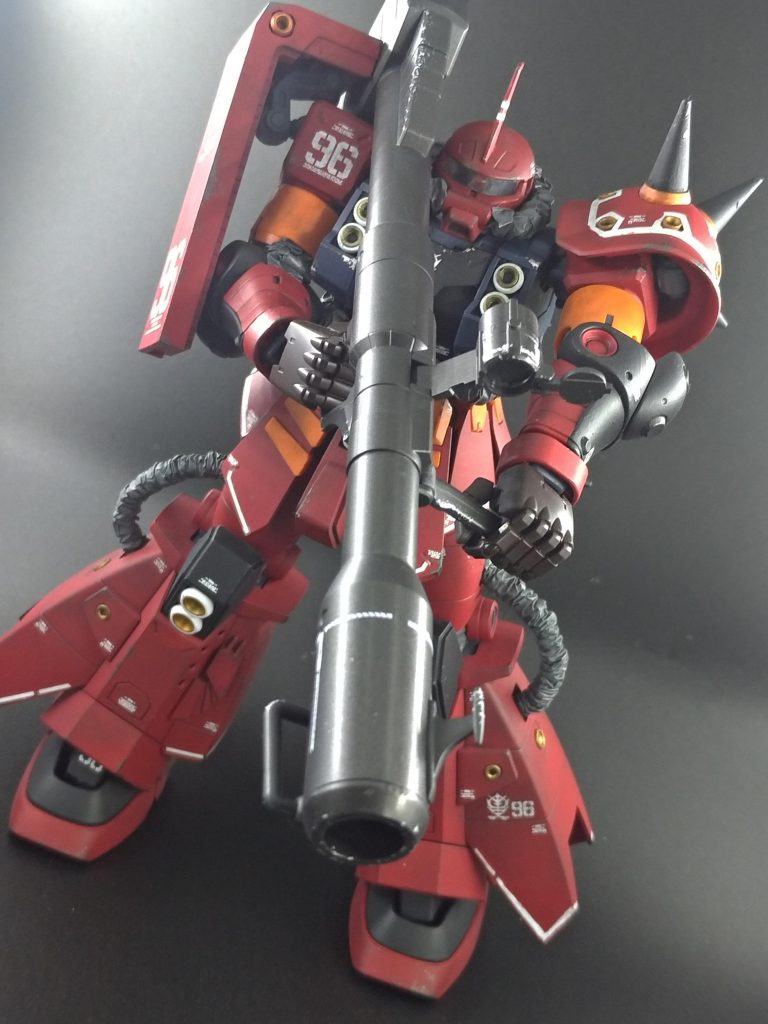 胸のネイビーと各所にあるオレンジとホワイトは成形色のままです