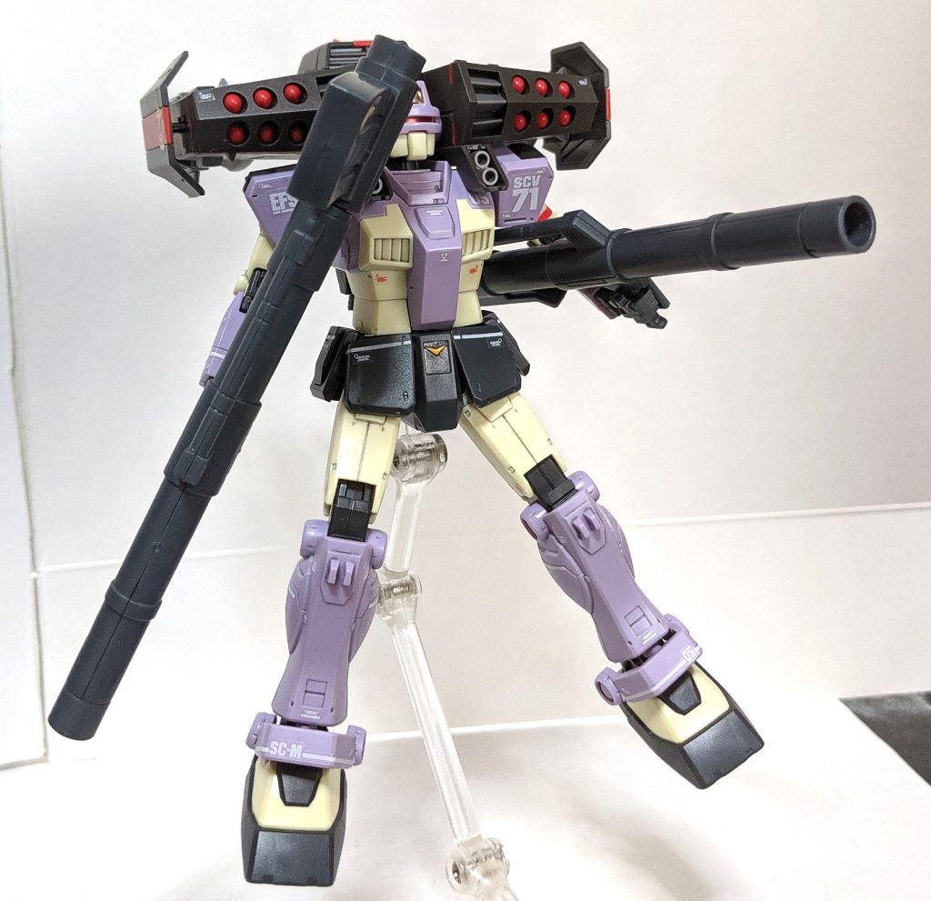 キット付属の武装は、ビーム・スプレーガンとビーム・サーベルだけとこちらも少し物足りなさを感じたので別キットからバズーカを用意して装備させてみました
バトルオペレーション2ではこの様にしてバズーカを装備してましたので個人的には一番見慣れた装備だったりします