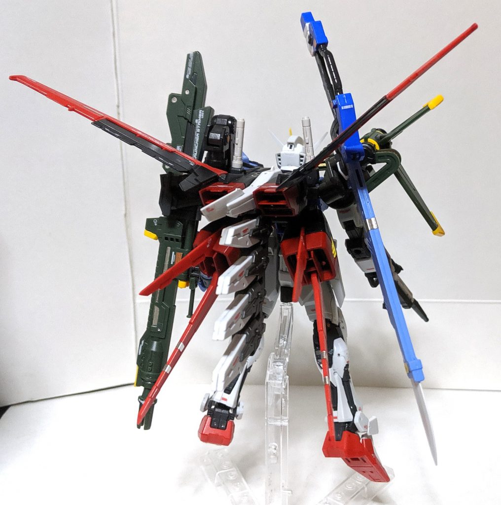 リマスター版にて登場したパーフェクトストライクガンダムがついにRGキット化、大ボリュームで圧倒的な見た目ですが、新規パーツのおかげもあり意外と安定して飾る事が出来ます(ただし、自立させるのは難しいと判断しスタンドパーツを使用してます