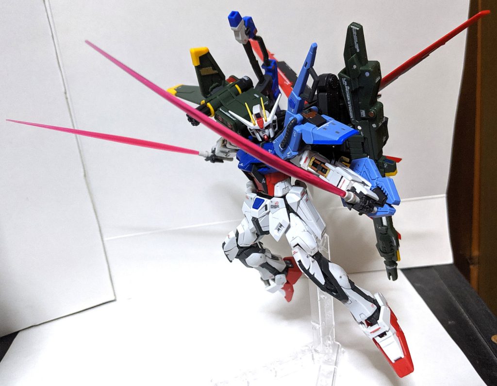 基本的な可動はベースになったキットとほぼ変更点はなく武装も全て付属してます(画像にはありませんがシールドも付属してました