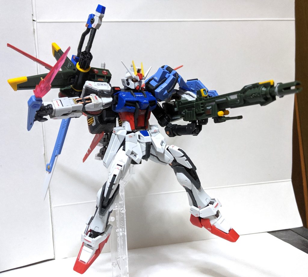 マルチプルアサルトストライカーに装備された武装ももちろん全て使用可能、この辺りも元のキットと同じ様な感覚で持たせて使用してる感じだと思います
また、色分けは流石はRGといった細かさで再現されてますがセンサー部(アグニとライフルの部分)は色が付いてないので塗装する必要があります