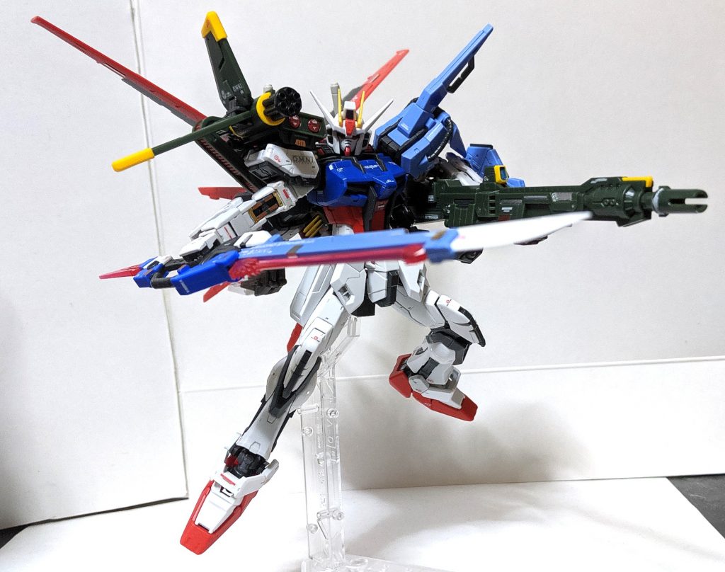 以上、パーフェクトストライクガンダムでした
これまで触ってきたRGシリーズの中でも最もボリュームがあるキットで作りごたえがありました
完成後も大型な武装な割にはしっかり持たせられ安定して飾れるのも良い所だと思いました
(ただし個体差によっては関節部が緩い場合もありますので注意した方が良いかも…