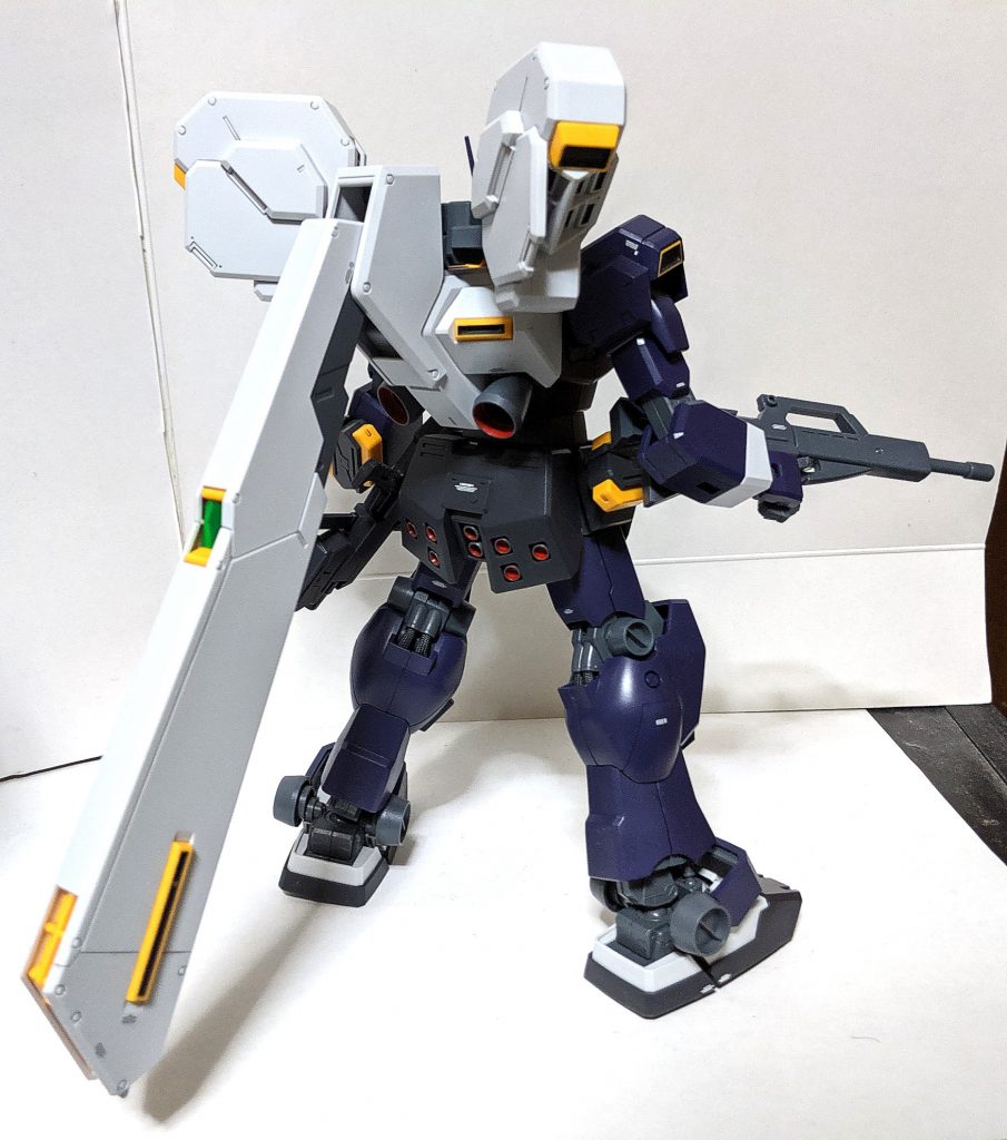 自分好みにカスタムを施したジム・クゥエル
ヘイズルタイプとジム・クゥエルのどちらかを作る事が出来るキットでしたが迷った末にごちゃまぜして組み上げたのが本作品だったりします