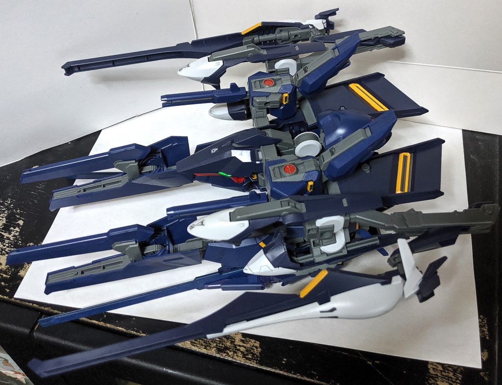 もちろん変形も可能、複雑な変形機構になってますが意外としっかりパーツを固定できます
(ただしコンポジット・シールドブースターの固定がやや緩くしっかり固定するには何かしらの工夫を施すのをオススメします