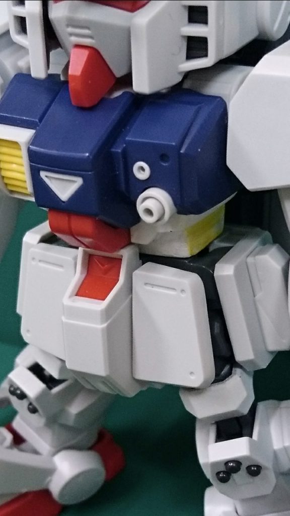 そのままだとHGの腰と干渉するので
  胴体はこんな感じでプラ板で延長して 
  干渉を防ぎました！
・胸部バルカンはSDのままだと迫力ない  
 のでHGのものに変更