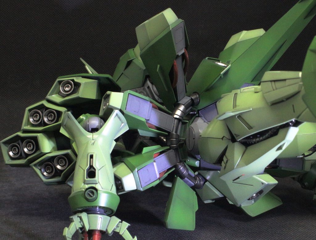 ほとんど見えないが、腰バーニアはプラ板で裏打ちし、左右の隙間にパイピングを施してます。