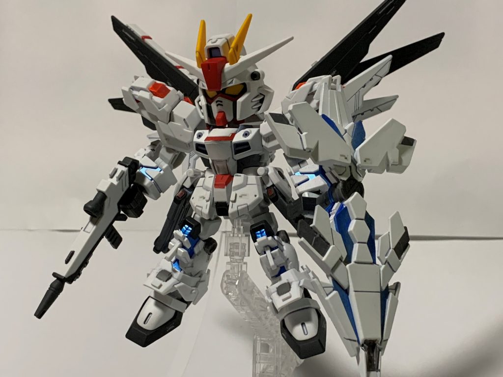 PHASE-04 舞い降りる白騎士塗装完了後の組み立て中にヴァイスシールドが腕に取り付けできないと気づき、フリーダムのシールドジョイントにアームアームズのジョイントを組み合わせて何とか取り付けました。