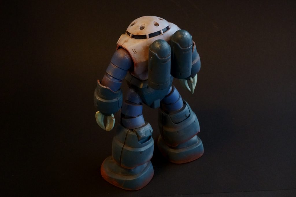 左脚のふくらはぎが不自然ですが、これは油彩の溶剤により部品が割れてしまったためです。ギリギリ立っているズゴックです。