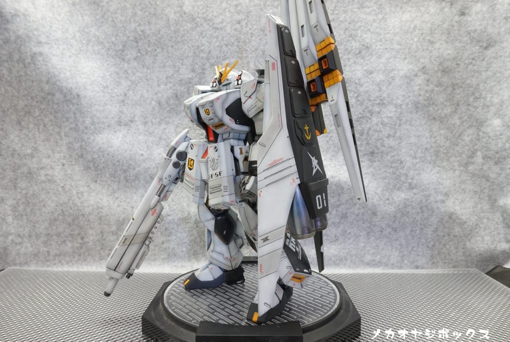 圧倒的な物量感のある、νガンダムH.W.S。
避けられがちな着膨れ感のあるフルアーマーを、敢えて地で行くところに浪漫を感じます。