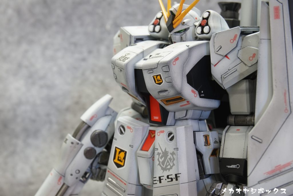 キットのままでは、胸部装甲の鳩胸が強調されすぎていて、そこが気になってしまっていました。
換装の都合上、痩せさせるのは難しいし、何よりシルエットがカッコ悪くなるのが嫌だったので、逆に腰のフロントアーマーを前面に押し出してみました。