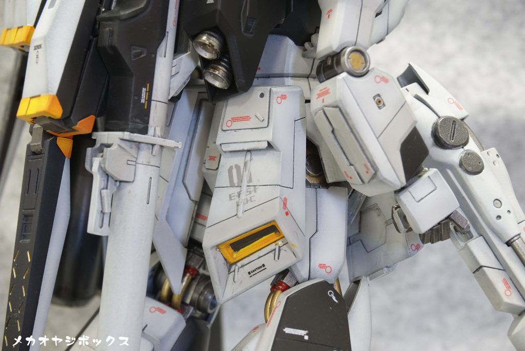 フロントアーマーを強調したので、それに伴いリヤアーマーも大型化。
実は、可動も仕込んであるという誰得っぷり。
でも、トータルでゴテゴテ感を出すことが目標だったので、これも必須の改造項目でした。